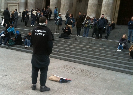 © Robert Rotifer Mann mit Sweater "Abolish Money" vor der St Paul's Cathedral